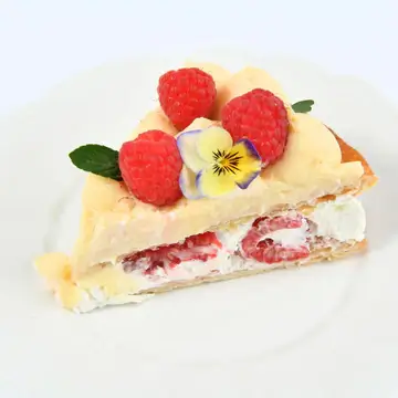 Tarta de Milhojas con crema, frambuesas y flores - Imagen 3