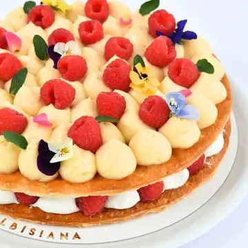 Tarta de Milhojas con crema, frambuesas y flores