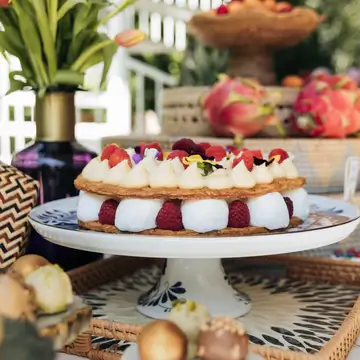 Tarta de Milhojas con crema, frambuesas y flores - Imagen 2