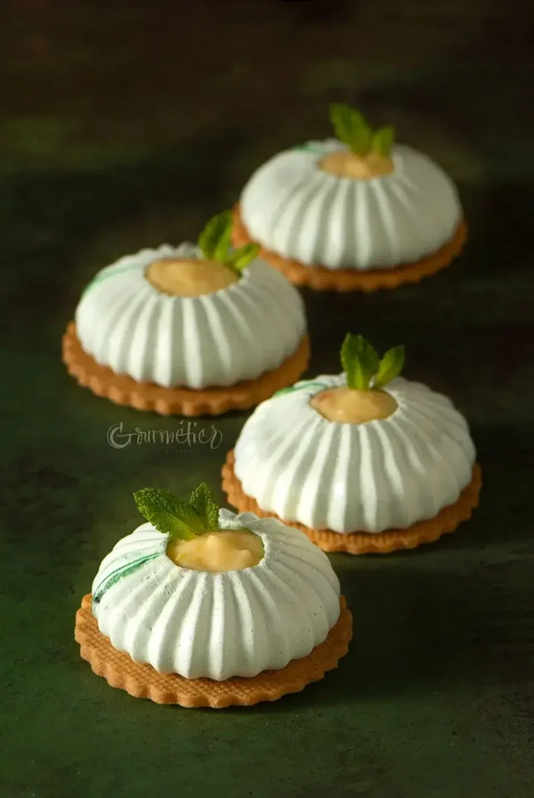Mini pavlovas de té matcha con crema de limón y frambuesas